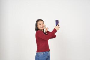 ung asiatisk kvinna i röd t-shirt ta en selfie Foto isolerat på vit bakgrund