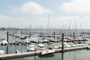 Brest, Frankrike 28 Maj 2018 panorama- utomhus- se av sete marina många små båtar och yachter Justerat i de hamn. lugna vatten och blå molnig himmel. foto