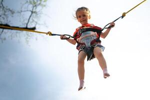 barn Hoppar barn trampolin sudd band foto