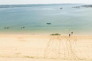 Brest, Frankrike 28 Maj 2018 äventyrlig barn inlärning till paddla på stå upp styrelse. Lycklig Tonårs har roligt njuter äventyrlig erfarenhet på de hav på en solig dag under sommar högtider. foto