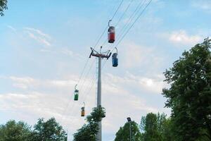 stuga av de kabel- bil mot blå himmel. foto