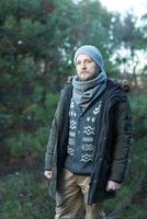 porträtt Brutal skäggig hipster man i de skog foto