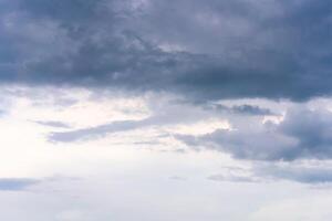 dramatisk moln himmel bakgrund tungt regnig moln skön clouds foto