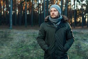 porträtt Brutal skäggig hipster man i de skog foto