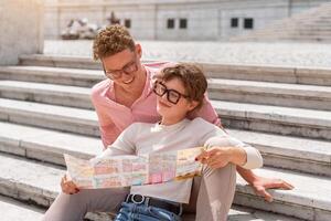 turist par med Karta i huvudstad stad Europa foto