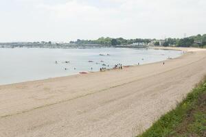 Brest, Frankrike 28 Maj 2018 äventyrlig barn inlärning till paddla på stå upp styrelse. Lycklig Tonårs har roligt njuter äventyrlig erfarenhet på de hav på en solig dag under sommar högtider. foto