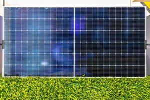 alternativ energi i de form av sol- paneler till skydda de miljö på de ämne av ekologi foto