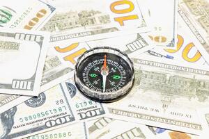 amerikan valuta sedel amerikan dollar som en symbol av välstånd och Framgång i företag och angelägenheter med en kompass pekande väst foto