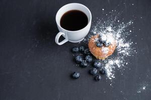 blåbär antioxidant organisk superfood och ljuv muffin med kopp av kaffe foto