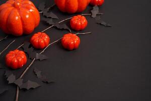 halloween bakgrund, orange dekorativ plast pumpa svart papper fladdermus kartong tacksägelse hälsning kort foto