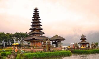 bakgrund av de tystnad av nyepi dag med de tempel på solnedgång foto