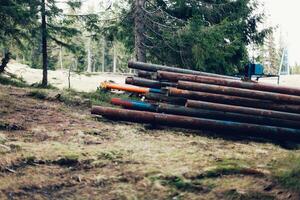 rostig metall rör i de skog närbild foto