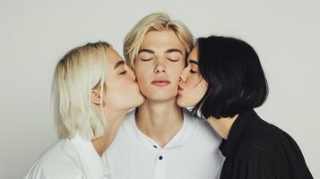 ai genererad två kvinnor kissing blond man på de kinder. begrepp av kärlek, tillgivenhet, romantisk relationer, kärlek triangel, intim stunder, och emotionell intimitet. foto