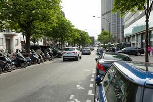 motorcyklar och mopeder i de gata parkering på en solig sommar dag i paris Frankrike Maj 2018 foto