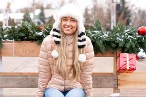 vinter- porträtt ung vuxen skön blond kvinna bär rolig fluffig hatt. jul humör. snöar vinter- skönhet mode begrepp foto