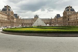 paris, Frankrike - juni 01, 2018 se av känd louvre museum med louvre pyramid på kväll solnedgång. louvre museum är ett av de största och mest besökta museer över hela världen foto