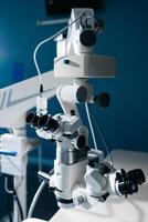 oftalmisk laser systemet i öga kirurgi klinik. laser behandlingsnät för myopi. de oftalmologi medicinsk Utrustning. ögon undersökning. modern enhet. laser öga syn korrektion foto