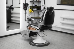 klassisk årgång barberare stol står motsatt spegel eleganta vit barberare affär interiör. foto
