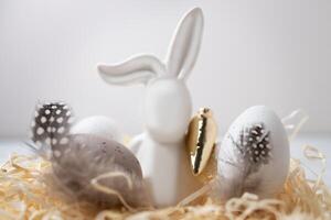 närbild av påsk kanin och ägg i sugrör bo. kopia Plats foto
