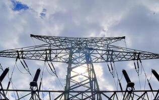 närbild på en stor makt pylon som transporterar el i ett landsbygdsområde foto