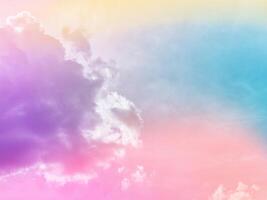 skönhet ljuv pastell lila och rosa färgrik med fluffig moln på himmel. mång Färg regnbåge bild. abstrakt fantasi växande ljus foto