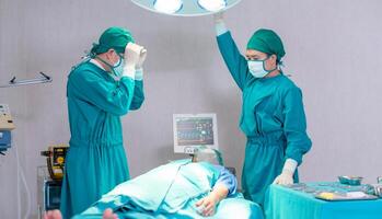 medicinsk team utför en kirurgisk drift i de rörelse rum, koncentrerad kirurgisk team rörelse en patient foto