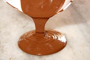 steg förbi steg produktion av choklad godis foto