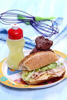 Kalkon bröst smörgås med ost och sallad för barns mellanmål foto