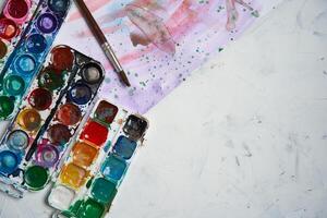 uppsättning av vattenfärg målarfärger på vit bakgrund. borstar teckning. kreativ bakgrund. skola för undervisning teckning. foto