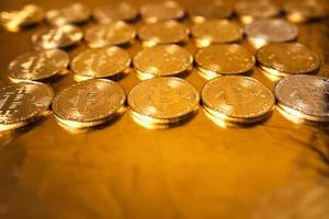 guld bitcoin på guld bakgrund