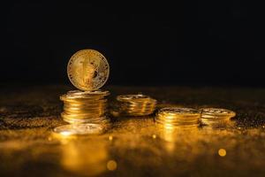 Bitcoin tillväxt, bitcoin-mynt staplade på svart guldbakgrund foto
