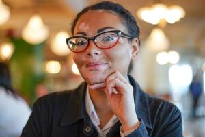 en skön ung flicka av afrikansk etnicitet med vitiligo Sammanträde i en restaurang foto