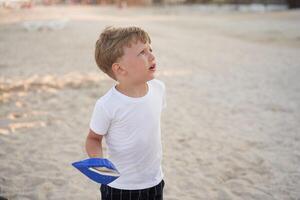 caucasian pojke stående strand. barndom sommartid. familj semester foto