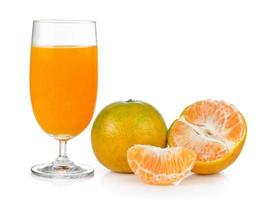 apelsinjuice och apelsin isolerad på vit bakgrund foto