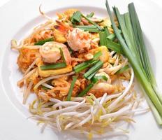 thailändsk matkudde thai, stir fry nudlar med räkor foto