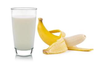 glas mjölk och banan isolerad på vit bakgrund foto