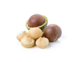 macadamianötter på vit bakgrund foto