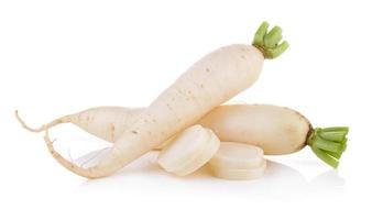 daikon rädisor isolerad på vit bakgrund foto