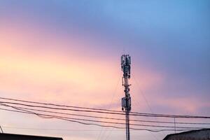 cell torn silhuett mot orange solnedgång kommunikation torn teknologi begrepp foto