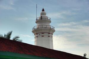 Foto av de vit banten kunglig torn objekt, med en blå himmel bakgrund