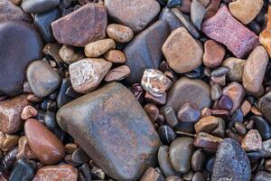 textur av våt skinande små hav stenar foto