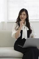 en arbetssätt japansk kvinna förbi avlägsen arbete i de Hem kontor närbild foto