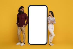 man och kvinna med en stor tom smartphone attrapp foto