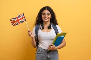 studerande med Storbritannien flagga och bärbara datorer foto