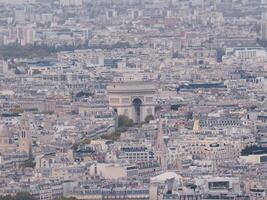 båge de triomphe i de kväll, paris, Frankrike. detta Foto funktioner de båge de triomf, en triumf- båge och större turist landmärke i paris, Frankrike.