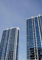 modern lägenheter med blå himmel bakgrund. foto