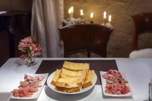 bröd med tomat, skivning skinka i en restaurang foto