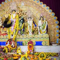 gudinnan durga med traditionell look i närbild vid en durga puja i södra Kolkata, durga puja idol, en största hinduiska navratri-festival i Indien foto