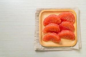 färsk röd pomelo frukt eller grapefrukt foto