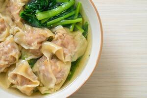 fläsk wonton soppa eller fläsk dumplings soppa med grönsaker foto